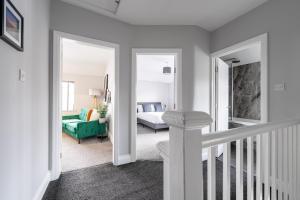 克利索普斯的住宿－William Street Apartment，客厅配有床和绿色沙发