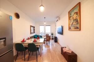 a living room with a table and chairs in a room at Apartman MRL Cavic in Banja Luka