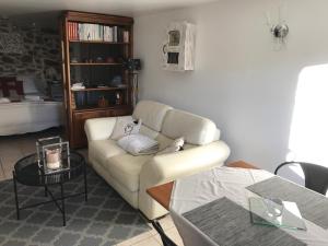 sala de estar con sofá y mesa en Petit coin de paradis, en Vals-les-Bains