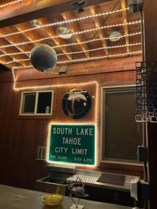 Photo de la galerie de l'établissement Tahoe Cozy Cabin, 2 Bedroom with a gas fireplace., à South Lake Tahoe