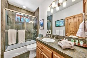 Photo de la galerie de l'établissement Tahoe Cozy Cabin, 2 Bedroom with a gas fireplace., à South Lake Tahoe