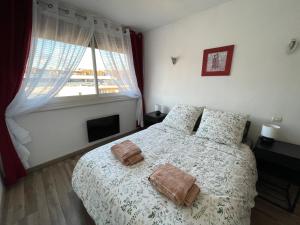 um quarto com uma cama com duas almofadas em Vintage Port Marianne Montpellier em Montpellier