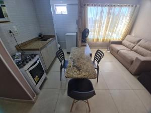 sala de estar con mesa, sillas y sofá en JARDINS DO ATLANTICO Cabo Branco, Wi-Fi, Beira-Mar, en João Pessoa