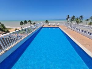 una piscina con vistas a la playa en JARDINS DO ATLANTICO Cabo Branco, Wi-Fi, Beira-Mar, en João Pessoa