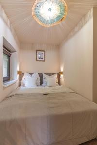 A bed or beds in a room at HeLo Bungalow