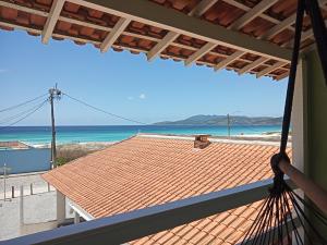 desde el balcón de una casa con vistas a la playa en Vista Mar Suítes, en Cabo Frío