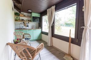 鮑道喬尼特爾代米茨的住宿－HeLo Bungalow，厨房配有桌椅和窗户。