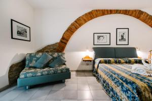 a bedroom with a bed and a couch at Agriturismo Casa Andreina in Castiglione della Pescaia