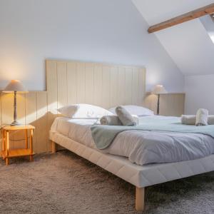 La Ferme Du Grand Air في Fiennes: غرفة نوم كبيرة مع سريرين مع ملاءات ووسائد بيضاء