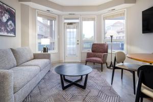 ein Wohnzimmer mit einem Sofa und einem Tisch in der Unterkunft Delta Hotels by Marriott Grand Okanagan Resort in Kelowna