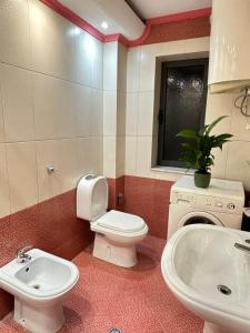 ein Bad mit einem WC und einem Waschbecken in der Unterkunft Moon Apartment Tirana in Tirana