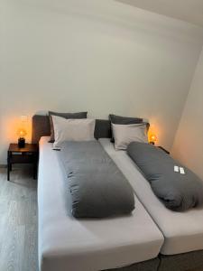 een bed met drie kussens in een kamer bij Cervus in Durbuy