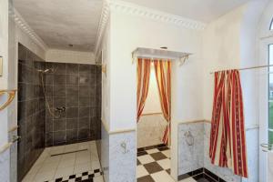 Bathroom sa Ferienwohnung Nordpalais Großer Salon Emmelsbüll
