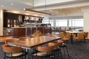 a restaurant with tables and chairs and a bar at Courtyard by Marriott Ottawa Downtown in Ottawa