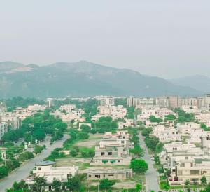una vista aérea de una ciudad con edificios en Viceroy Executive Hotel Apartments Islamabad en Islamabad