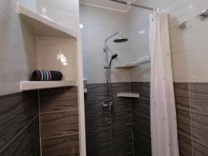 ein Bad mit Dusche und Duschvorhang in der Unterkunft Light appartement in Agadir