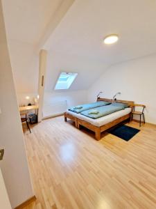 um quarto com uma cama grande num sótão em Casa Maria Apartments em Solothurn