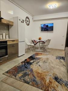 a kitchen and dining room with a table and chairs at Apartament Bianca, în complex rezidențial Grandis in Braşov