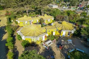 an overhead view of a yellow house with umbrellas at Cabañas Oasis Costa Azul in Cartagena