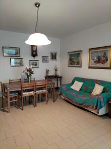 sala de estar con sofá y mesa en Casa Licanio, en Bibione