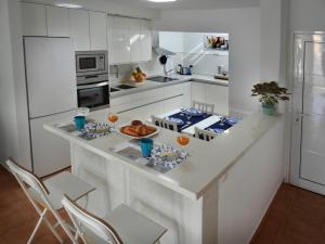 een keuken met een aanrecht met een kom eten erop bij Casa Mirasol, WIFI y NETFLIX free in Playa Honda