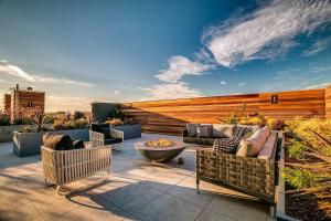a patio with couches and a fire pit at Oakland 2br w lounge bbq nr restaurants SFO-1493 in Oakland