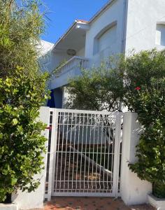 um portão branco em frente a uma casa em Dar Baida Bouznika Plage David em Bouznika