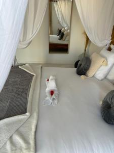 מיטה או מיטות בחדר ב-Chambres des délices