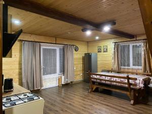 Zimmer mit einem Bett, einem Herd und Fenstern in der Unterkunft Шпінь 2 in Worochta