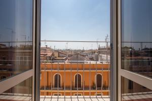 uma vista de uma janela aberta de um edifício em Bon Ton Suite em Roma