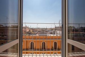 - une vue depuis la fenêtre ouverte d'un bâtiment dans l'établissement Bon Ton Suite, à Rome