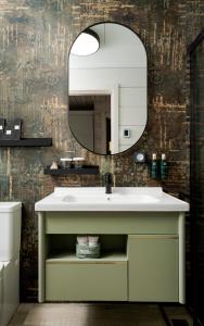 La salle de bains est pourvue d'un lavabo et d'un miroir. dans l'établissement Eden Hill Retreat & Spa - Adults Only, à Şimon