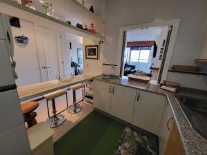 uma cozinha com um lavatório e um balcão com um espelho em APART PL DO PAZO - Sanxenxo em Sanxenxo