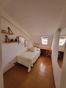 um quarto com uma cama num sótão em APART PL DO PAZO - Sanxenxo em Sanxenxo