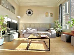 een woonkamer met een bank en een salontafel bij Appartement charmant hyper centre ville Rouen in Rouen