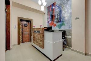 een lobby met een receptie en een schilderij aan de muur bij Super Collection O Planet Grande By Elite Hospitality in Chennai