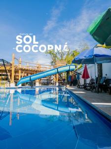 einen Pool mit einer blauen Wasserrutsche in der Unterkunft Hosteria La Medusa in Cocorná