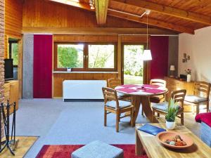 uma sala de estar com uma mesa e uma cozinha em House, Suhlendorf em Suhlendorf