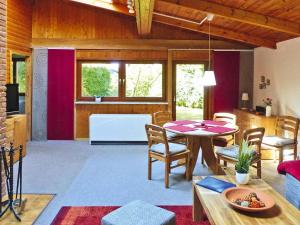 a living room with a table and a kitchen at Ferienhaus, Suhlendorf in Suhlendorf