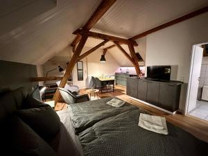 een slaapkamer met een bed en een woonkamer bij Ferienwohnungen Brenner einchecken und wohlfühlen in Langenbernsdorf