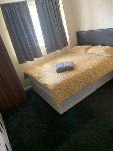 Room near to Birmingham city centre with parking tesisinde bir odada yatak veya yataklar