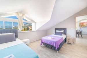 厄吕代尼兹Stunning Suite in Ölüdeniz with Seaview And Pool的有两张床和一扇窗户的卧室