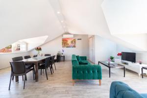 een woonkamer met een tafel en groene stoelen bij Stunning Suite in Ölüdeniz with Seaview And Pool in Oludeniz