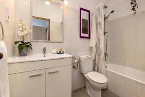 Un baño con inodoro, lavabo y bañera. en Flat in the old town of Alcudia, en Alcudia 30 fotos más
