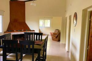 eine Küche und ein Esszimmer mit einem Tisch und Stühlen in der Unterkunft Casa en Tupungato in Tupungato