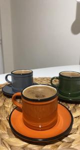 grupa trzech filiżanek kawy siedzących na stole w obiekcie HOSTAL DEL SOL w mieście Manuel Elordi