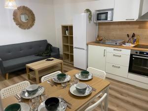 een keuken en een woonkamer met een tafel en stoelen bij ღ Le Saintois • Au cœur de ville, Spacieux & Wifi in Saintes