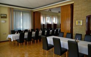 uma sala de conferências com uma mesa longa e cadeiras em Hotel Schäffer - Steakhouse Andeo em Gemünden