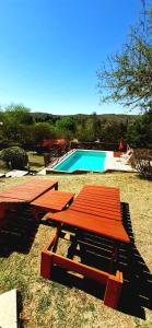 einen Picknicktisch neben einem Pool in der Unterkunft Ayen Hue Casa Vacacional en Mayu Sumaj in San Antonio de Arredondo