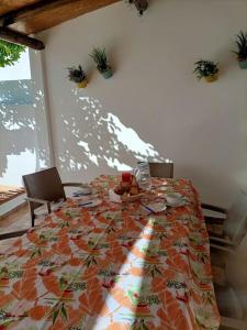stół w pokoju z tkaniną w obiekcie Inn Alentejo w mieście Castro Verde